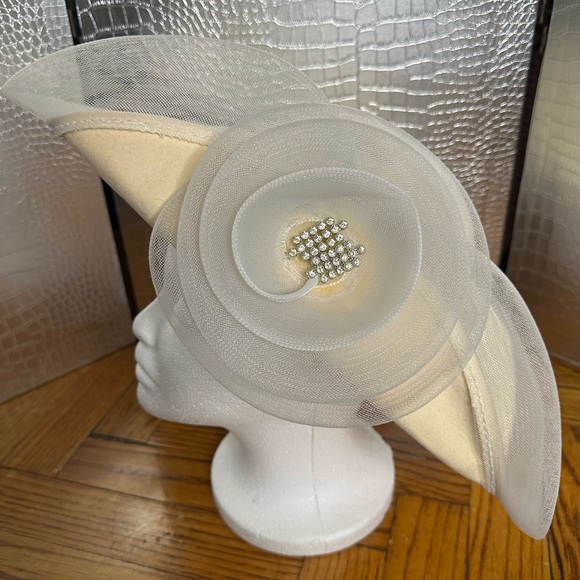 Elegant Vintage Cream Fascinator with Rhinestone Accent main image 8